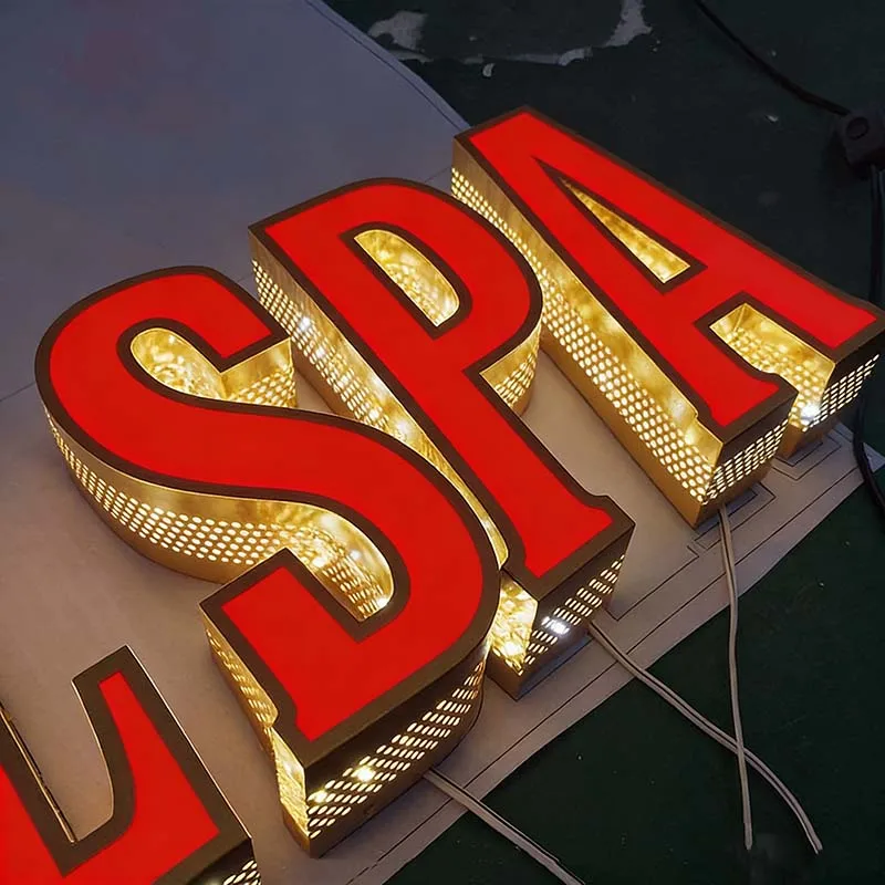 projet réel de lettres monochromes à perforation latérale